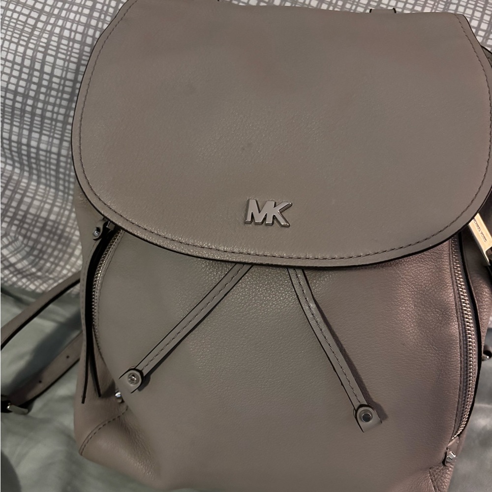 Michael Kors Evie Pearl Grey Leather Medium Backpack